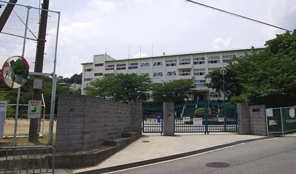 川西市栄町、マンションの中学校画像です