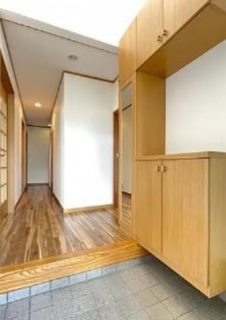 川西市丸山台、中古一戸建ての玄関画像です