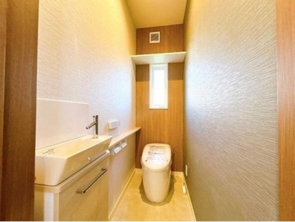 川西市久代、新築一戸建てのトイレ画像です