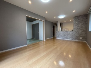 川西市緑が丘、中古一戸建ての居間画像です