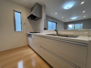 川西市緑が丘、中古一戸建てのキッチン画像です