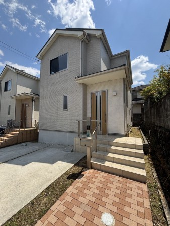 川西市緑が丘、中古一戸建ての外観画像です