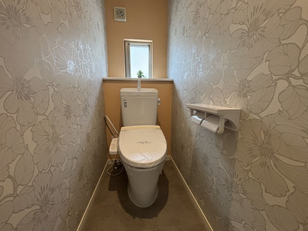 川西市緑が丘、中古一戸建てのトイレ画像です