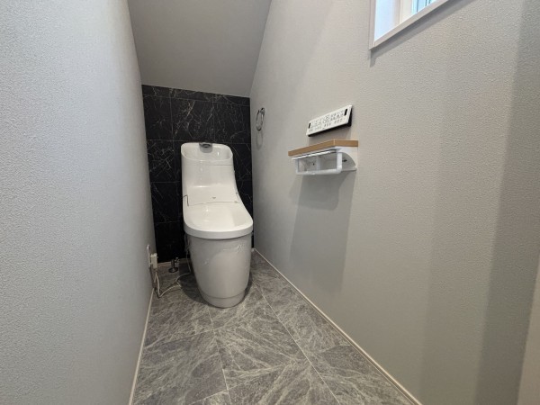 川西市笹部、中古一戸建てのトイレ画像です