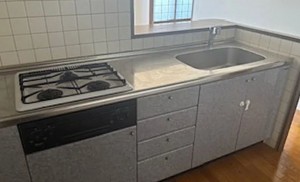 川西市久代、マンションのキッチン画像です