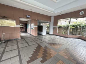 川西市久代、マンションのエントランス画像です
