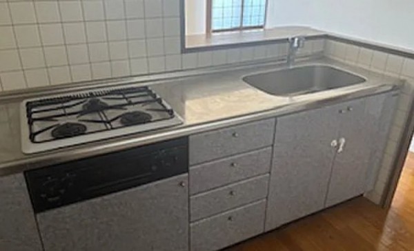 川西市久代、マンションのキッチン画像です
