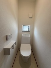 川西市鼓が滝、新築一戸建てのトイレ画像です