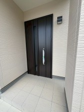 川西市鼓が滝、新築一戸建ての玄関画像です