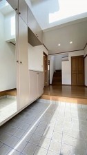 川西市丸山台、中古一戸建ての玄関画像です