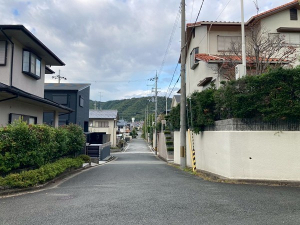 川西市丸山台、中古一戸建ての前面道路を含む現地写真画像です