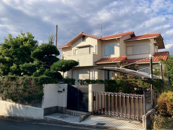 川西市丸山台、中古一戸建ての外観画像です