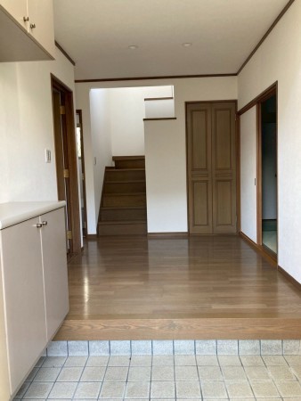 川西市丸山台、中古一戸建ての玄関画像です