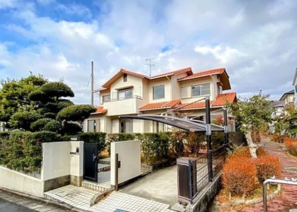 川西市丸山台、中古一戸建ての外観画像です