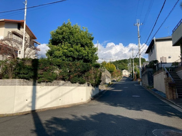 川西市丸山台、中古一戸建ての前面道路を含む現地写真画像です