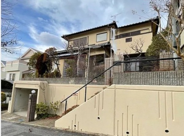 川西市丸山台、中古一戸建ての外観画像です