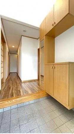 川西市丸山台、中古一戸建ての玄関画像です