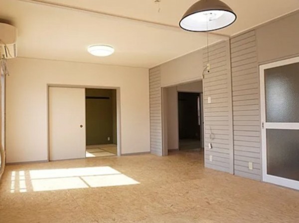川西市清和台、マンションの居間画像です