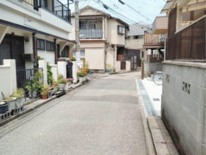 川西市加茂、中古一戸建ての前面道路を含む現地写真画像です