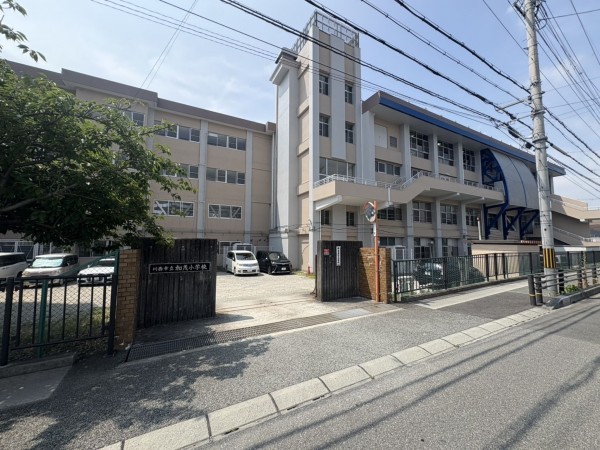 川西市加茂、中古一戸建ての小学校画像です
