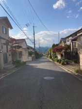 川西市丸山台、中古一戸建ての前面道路を含む現地写真画像です