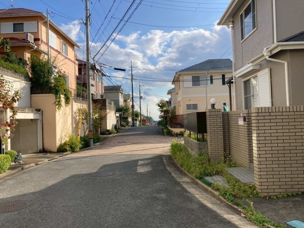 川西市丸山台、中古一戸建ての前面道路を含む現地写真画像です