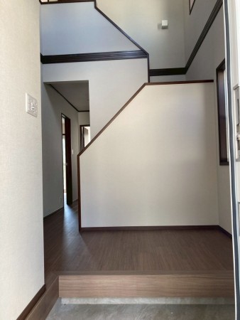 川西市丸山台、中古一戸建ての玄関画像です