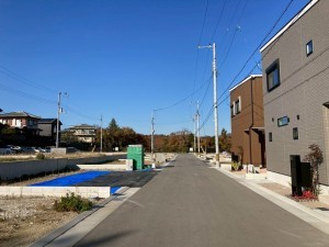 川西市清和台、新築一戸建ての前面道路を含む現地写真画像です