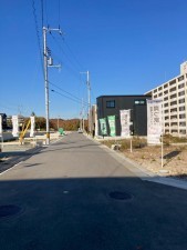川西市清和台、新築一戸建ての前面道路を含む現地写真画像です