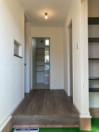 川西市清和台、新築一戸建ての玄関画像です