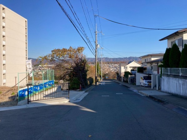 川西市清和台、新築一戸建ての前面道路を含む現地写真画像です