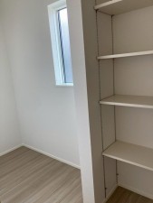 川西市笹部、新築一戸建ての収納画像です