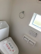 川西市笹部、新築一戸建てのトイレ画像です