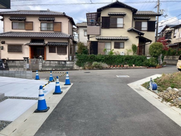 川西市笹部、新築一戸建ての前面道路を含む現地写真画像です