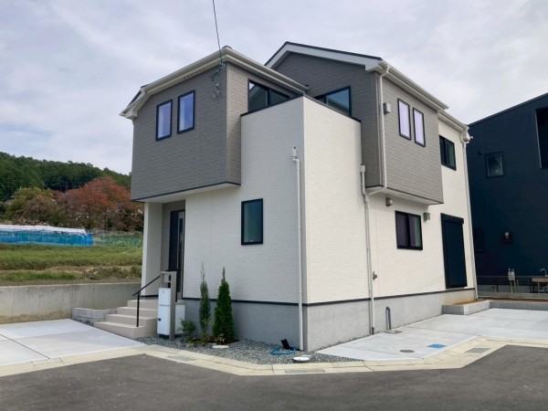 川西市笹部、新築一戸建ての外観画像です