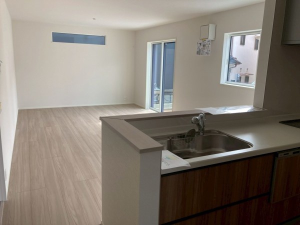 川西市笹部、新築一戸建ての居間画像です