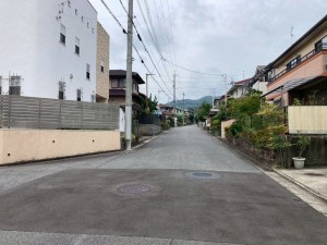 川西市けやき坂、中古一戸建ての前面道路を含む現地写真画像です