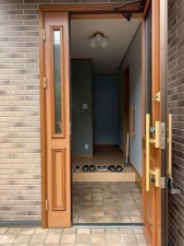 川西市けやき坂、中古一戸建ての玄関画像です