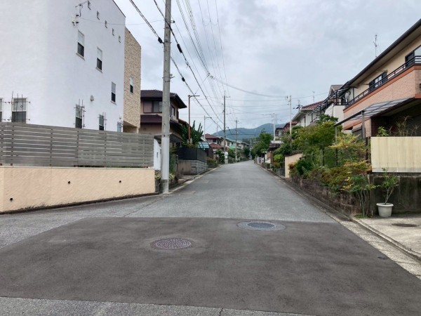 川西市けやき坂、中古一戸建ての前面道路を含む現地写真画像です