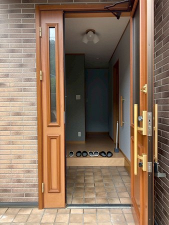 川西市けやき坂、中古一戸建ての玄関画像です