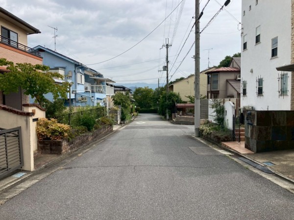 川西市けやき坂、中古一戸建ての前面道路を含む現地写真画像です