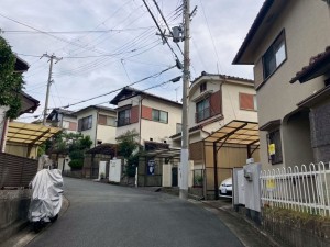 川西市笹部、中古一戸建ての前面道路を含む現地写真画像です