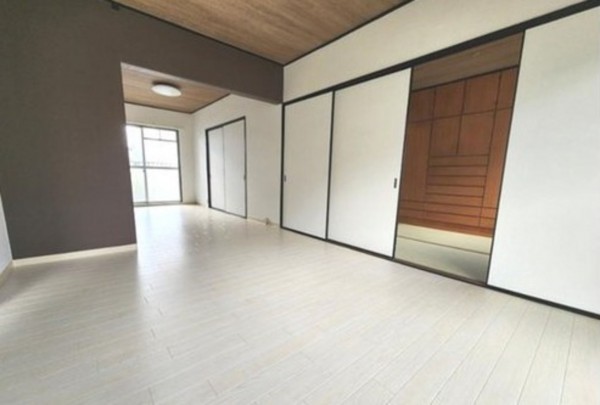 川西市清和台、マンションの居間画像です
