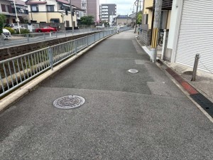 川西市南花屋敷、中古一戸建ての前面道路を含む現地写真画像です