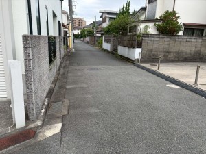 川西市南花屋敷、中古一戸建ての前面道路を含む現地写真画像です