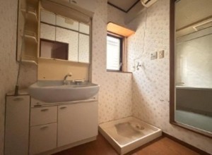 川西市南花屋敷、中古一戸建ての洗面画像です
