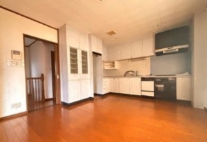 川西市南花屋敷、中古一戸建ての居間画像です