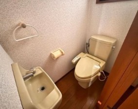 川西市南花屋敷、中古一戸建てのトイレ画像です