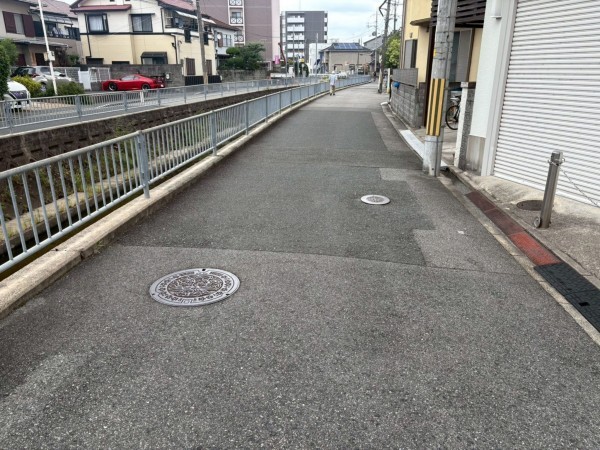 川西市南花屋敷、中古一戸建ての前面道路を含む現地写真画像です