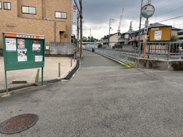川西市南花屋敷、中古一戸建ての前面道路を含む現地写真画像です